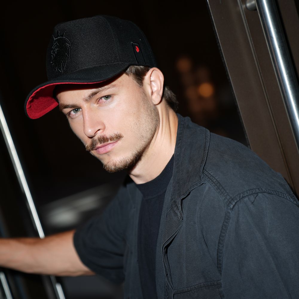 Boné Truker Preto e Vermelho