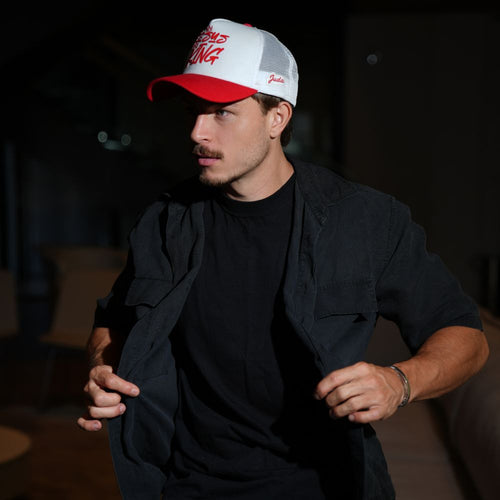 Boné Judá Jesus Is King Trucker – White & Red